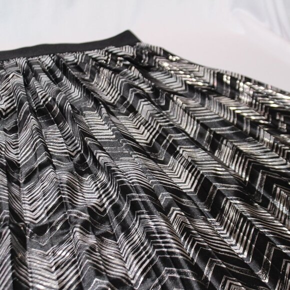 LulaRoe Jill Black Silver Metallic Chevron Zig Zag Pleated Skirt - Picture 1 of 11